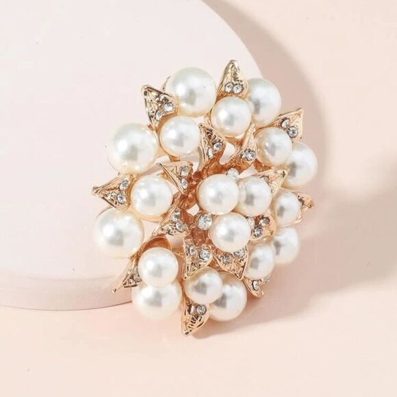 Glamorous Luke Faux Pearl & Diamond Flower Gold Cluster Cocktail Ring - Picture 2 of 10